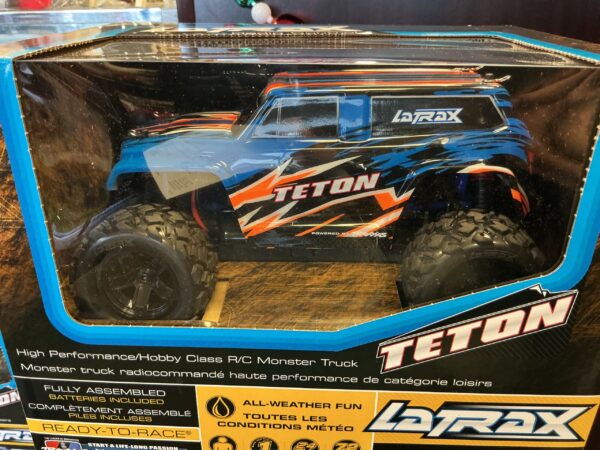 image-1001.jpg 76054-5 1/18 Latrax Teton Blue